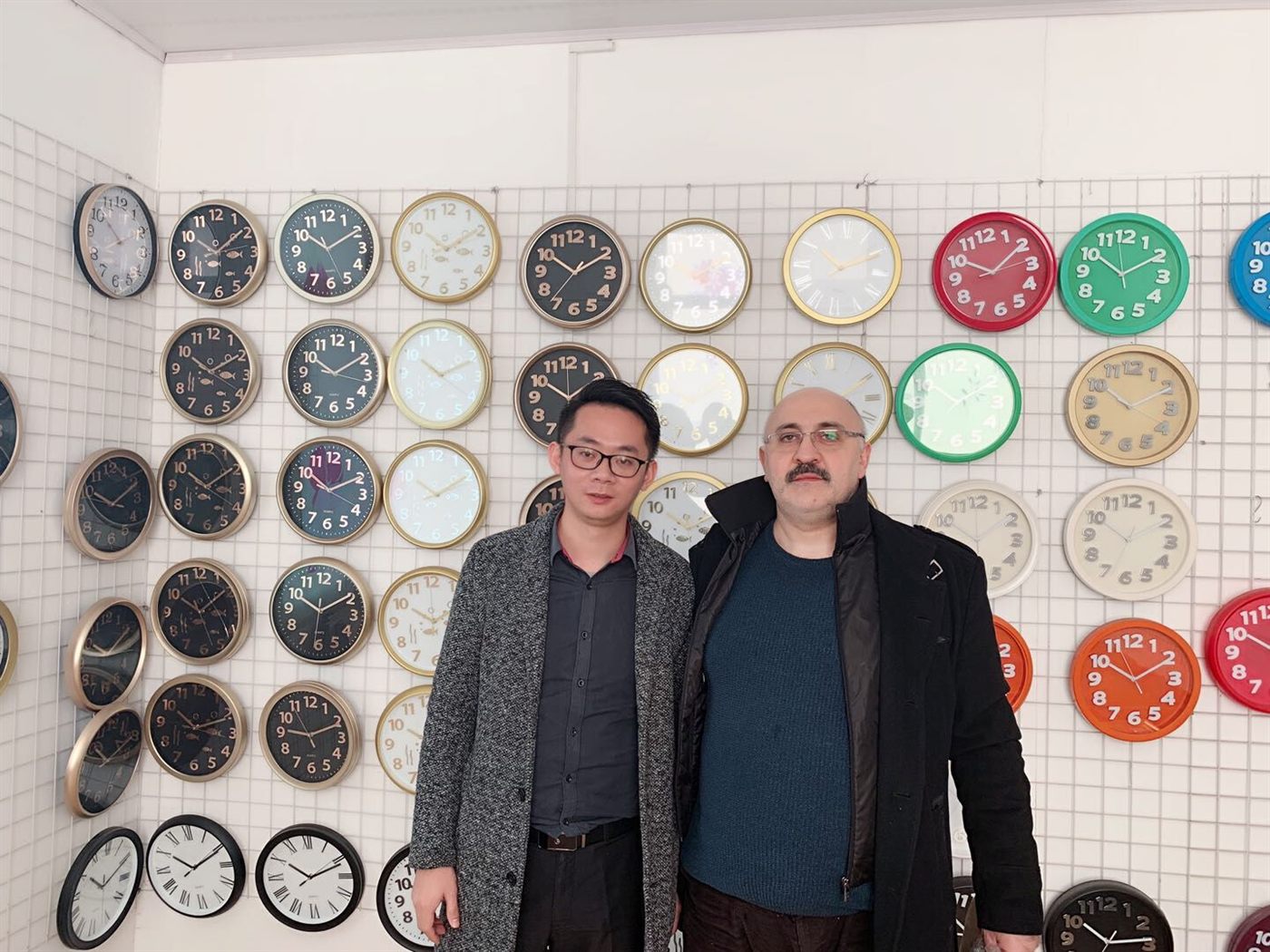 Customer visit in Bonmo Clock showroom with wall clock samples