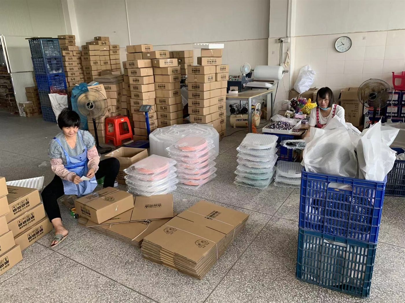 Bonmo Clock factory packing workshop with custom wall clock boxes